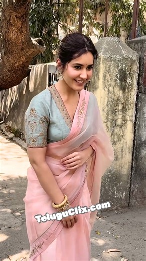 Raashi Khanna Snapped in Saree @ TeluguClix.com #Actress #RaashiKhanna #Telugu #Tollywood #Heroine #Saree | TeluguClix