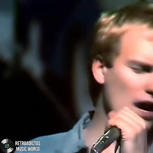 THE POLICE _ ROXANNE La canción 'Roxanne' de The Police, lanzada en 1978, es una de las más icónicas del grupo británico. La letra aborda la historia de una mujer llamada Roxanne, que se dedica a la prostitución. El narrador de la canción, presumiblemente un hombre que siente amor o afecto por ella, le pide que no siga vendiendo su cuerpo y que no necesita 'poner la luz roja', una referencia a las luces que se utilizaban en los distritos de prostitución para señalar la disponibilidad de los serv