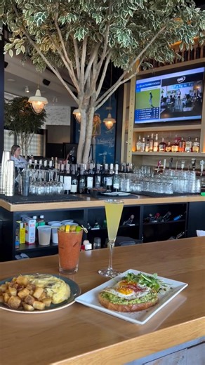Monday morning, weekend on the brain. ☕ Put brunch at @thebethhingham at the top of the list for your weekend plans. 🍽️ | The Launch at Hingham Shipyard
