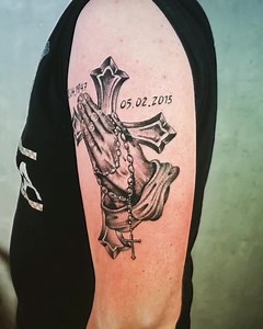 Praying hands, holy tattoo #Tattoo #marirocks #picoftheday #tattoohütte #pegasus #pegasuspro #tattooidea #tattoomagazin #tattooartist #inked #realistictattoo #realistic #ostalbtattoo #spraitbach #blackandgrey #rocknroll #prayinghands #cross #holy #praying | Tattoohütte