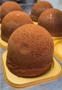 1人1ホール余裕で食べれちゃうぷるぷるチョコチーズケーキ🍫 クリームチーズと卵、チョコレートを贅沢に使って作るふわふわぷるんぷるんの見た目も可愛すぎるチョコケーキ！ チーズやチョコの風味はしっかり感じるけど1人で1ホール余裕で食べれちゃうくらいあっさり軽めな口当たりだった👼 📍岐阜「グルマンヴィタル」 #岐阜グルメ #チーズケーキ #cheese #chocolate #tiktokfood