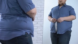 Video Stok Pria gemuk mengkancing kemeja ketat, masalah (100% Tanpa Royalti) 1012574192 | Shutterstock