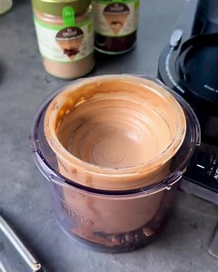 E se ti dicessimo che c’è un gelato che possono mangiare tutti, anche chi è a dieta? Senza latte, senza zucchero, senza glutine. Ed è anche 100% biologico. Lo ordini online, lo ricevi a casa, aggiungi acqua e bam, quasi mezzo chilo di gelato. No, non è magia. È la Formula Grezzo. Grazie ai Preparati Bio di Grezzo, potrai realizzare a casa un fantastico gelato 100% SENZA ZUCCHERI, naturale, senza glutine, senza latte e derivati, vegano in soli 3 minuti e in sole 3 mosse: 💧Aggiungi acqua 🌪 Frull