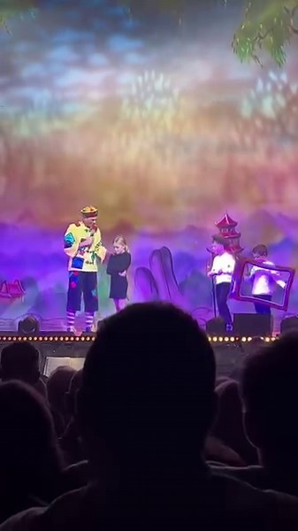 Our Lil on stage with steve royal @ the Aladdin panto in Blackpool today ❤️😂 | Eternal Bloom