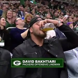 The Green Bay Packers' David Bakhtiari chugged 2 beers on the Bucks' jumbotron 😂🍻 (via Milwaukee Bucks) | NFL on ESPN