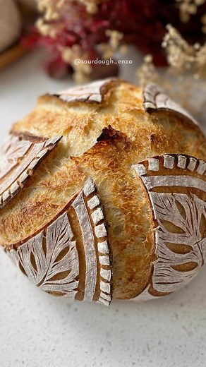 🍞Enzo score🍞 Have you checked out my logo yet? It includes this iconic @sourdough_enzo score and it is one of my faves! Dusted with white rice flour. Expansion score done after baking for 7 minutes! Mention me if you try this one! #viral #sourdough #breadstagram #reels | Sourdough Enzo