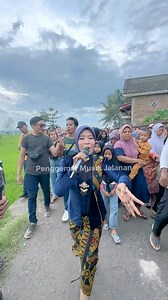 26K views · 806 reactions | Udah Cantik Suaranya Merdu Dan Gayanya Lincah Itulah Nia Dirgha Sang Penyanyi Musik Jalanan | Penggemar Musik Jalanan | Facebook