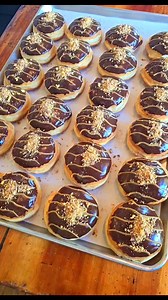 WANNA WIN A BOX of these epic HOKEY POKEY SQUIGGLES CHEESECAKE DONUTS!?!? 💥💥💥💥💥💥💥💥💥💥💥💥💥💥💥💥 Tag a mate to enter! The more tags = more chances to WIN! Fresh n fluffy hand-made donut filled with whipped hokey pokey squiggles cheesecake filling dipped in milk chocolate glaze, salted caramel squiggle smashed Squiggle biscuits! THIS WEEK'S EPIC DONUT LINEUP 👇👇👇 🍩MATCHA CREME BRULEE Gooey matcha latte custard / caramelized sugar brulee dip 🍩CARAMELLO Gooey caramello filling / milk