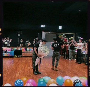 93K views · 9.5K reactions | Hobi junto al staff festejando el regreso de Namjoon y Taehyung a HYBE  | Sᴏᴍᴏs Rᴀᴍᴏ́ɴ Eɴ Mᴇ́xɪᴄᴏ | Facebook