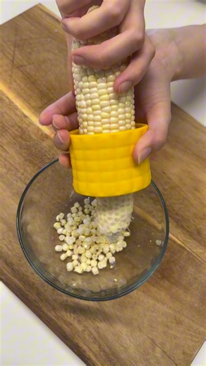 The Cob Corn Stripper makes quick work of corn on the cob! 🌽 Great for summer salads and salsa! #kitchengadgets #kitchentools #cornonthecob #cornoncob #cornstripper #Cornkernels #itscorn | Chef'n