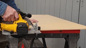 Mains d'un travailleur utilisant une scie : vidéo de stock (100 % libre de droit) 3950961667 | Shutterstock