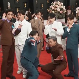 [03.04.22 | VIDEOS] #BTS en la alfombra roja de los GRAMMYs 2022 🤌 Cr.jkforever #JINCHILE #BTSJIN #진 #BTS #ARMY #방탄소년단 #seokjin #휠라 #BTS#진 #슈가 #제이홉 #지민 #뷔 #정국 #JIN #HANDSOME #WORDL #ジンくん #キムソ..#방탄소년단진 #방탄진 #진 #석진 #WWHJIN #ジン #金碩珍 #ジンくん #ジン #grammys {🦙} JINCHILE | Jin Chile