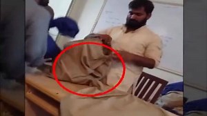 ویڈ یومیں صاف پتہ چل رہا ہے کہ ریٹر نگ آفیسر عامر جاوید اور (ن) لیگی امیدوار یوسف کسیلہ دیگر سر کاری عملے کیساتھ ملکر ووٹوں کے تھیلوں میں ردوبدل کر کے پہلے سے موجود سلیں توڑ کر نئی سلیں لگا رہے ہیں ۔ #PP232 | Mohammad Sarwar