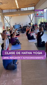 TALLERES | Cada semana, nuestras vecinas y vecinos exploran su ser interior participando en nuestro Taller Municipal de Yoga y Meditación.😌 🧘‍♀️💫Hoy les compartimos parte de la clase de Hatha Yoga impartida por la profesora y psicóloga Gloria Soto, donde nuestros alumnos emprendieron un viaje de reflexión y autoconocimiento a través del arte, posturas y técnicas de respiración; conectando mente, cuerpo y espíritu, mientras descubren nuevas formas de bienestar. #MPuenteAlto #CulturaPuenteAlto 