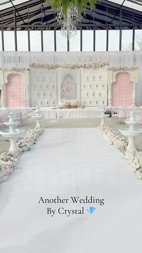 Stunning modern temple wedding decor in an indoor setting filled with natural light. We’d love to hear your thoughts! #bride #groom #wedding #hinduwedding #torontoweddingdecor #weddingdecor #floraldecor