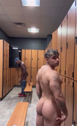 Muscular bro showing off in gym lockers and showers - ThisVid.com