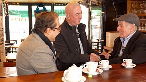 Pédagogue et penseur de la musique, Kamel Hamadi évoque Mourad Guerbas au cours d’une rencontre déterminante. Cet échange marque un tournant décisif, inscrivant Mourad Guerbas dans la cour des grands, tant par la reconnaissance de son talent que par la profondeur de sa démarche artistique. | Mourad Guerbas Officiel