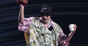 El Latin Grammy, entre música y gestos de protesta