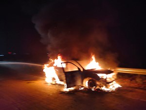 #Watch- Lucky escape from burning car! A Maruti Brezza bearing the license plate number MH 20 CL 3905 engulfed in flames, leaving its four occupants shaken but miraculously unharmed. The vehicle, owned by Mr. Pranav Bhalerao, was en route from Goa to Pune when the terrifying ordeal unfolded. Mapusa Fire Station crew quickly attended the call and doused the flames but the vehicles was totally charred by that time | In Goa 24x7