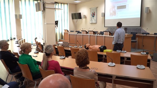 Előadást tartottak a Városházán. Az oktatáson az automata defibrillátor működését mutatták be Az automata defibrillátor működésével kapcsolatban tartottak ma előadást a Városházán. Az oktatáson közel harmincan vettek részt, ahol kiderült mit kell tenni hirtelen szívmegállás esetén. A jelenlévők megismerhették az eszköz működését és szimulációs kellékek segítségével gyakorlatban láthattak újraélesztést. https://www.ozd.hu/content/61087-eloadast-tartottak-a-varoshazan-az-oktatason-az-automata-defi