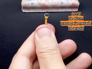 20K views · 930 reactions | Oi,gente linda!♥️ Tutorial de brinco macrame para vocês,espero que gostem!✨  Materiais 6 linhas de 40cm Miçangas de 4mm 1miçanga branca de 6mm Prancheta Tesoura Isqueiro Tipo de linha:Nylon chinês Espessura da linha:0.8mm Muito obrigada pelo apoio e até a próxima!✨♥️ | Criativa Macrame | Facebook