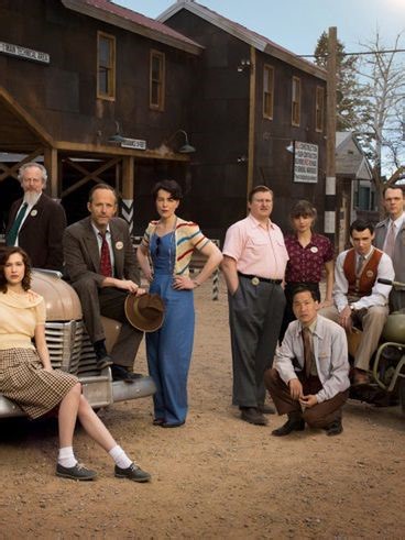 Neve Campbell i William Petersen w drugim sezonie serialu "Manhattan"