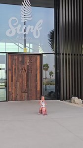 Reiten Sie Ihre perfekte Welle bei Surf Abu Dhabi! 🌊​ ​ 📸 Dean Morris Waterman​ ​#InAbuDhabi | Besuchen Sie Abu Dhabi