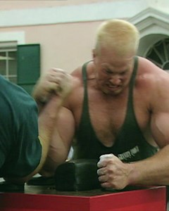 Arm wrestling so intense that someone breaks an arm 🫣 | SBD World’s Strongest Man