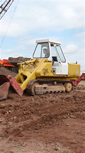 The classic JCB 110B hydrostatic drive crawler loader working at Welland Steam Fair 2024 | RPA Media
