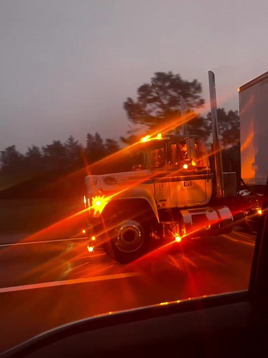 Rolling Old School Mack Truck | 18 Wheeler R Model