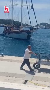 Muğla'nın Fethiye ilçesinde marinaya yanaşmaya çalışan gulet, lüks motoryata çarptı. | Halk TV