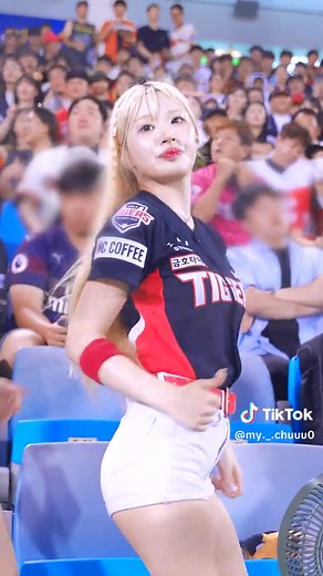 Korean Cheerleader Yoon Soo-in's Piki Piki Dance