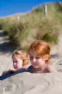 Kinder, begraben im sand am Strand