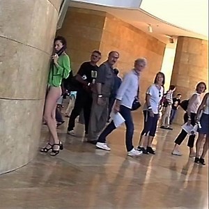 Artista estadounidense de performance, imagen clave de la llamada crítica institucional, conocida por sus prácticas artísticas que han sido calificadas como retadoras, provocativas e inteligentes. Ella es Andrea Fraser, actualmente una de las figuras más importantes del arte contemporáneo 🙋🎨📸😳😱👇 Art District Mx ARTnews Magazine | All City Canvas