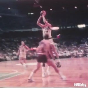 Neste dia, em 1976, aconteceu um dos GRANDES jogos na história das #NBAFinals! 👀 Num Jogo 5 HISTÓRICO entre Boston Celtics e Phoenix Suns, John Havlicek e Gar Heard trocaram cestas INCRÍVEIS! 🔥 | NBA Brasil