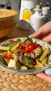 Aceasta bunatate de salata rece cu paste si multe legume este perfecta nu doar pentru cina, ci pentru masa de pranz la birou. Bonus: o pregatim in doar cateva minute. Ne apucam de treaba? Lista ingrediente: - paste; - jumatate de vanata; - ardei gras dulce; - o ceapa rosie; - jumatate de dovlecel; - 2 catei de usturoi; - cateva cuburi de branza feta; - verdeturi proaspete: patrunjel sau marar; - ulei de masline; - sare si piper; - fulgi de chilli (optional) Mod de pregatire: Punem pastele la fie