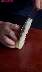 The edible stem of a lotus flower has been sliced and diced into flower-patterned cuts at the hand of this chef, who knows a trick or two about preserving the roots in vinegar to stop them from discoloring. #Delicacy #FunChina | China Plus Culture