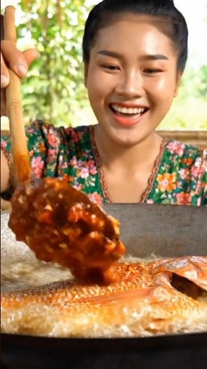 A beautiful woman cooking, Giant Red Fish Deep Fried in pan | Amazing Outdoor Cooking#eatingshow