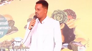 : MUQDISHO: Wasaarada beeraha JFS ayaa qabatay xuska maalinta cuntada aduunka iyo beerolayda Soomaaliyeed oo sanadkasta laqabto. Aqoonyahankii lagucasuumay waxaa kamid ahaa xildhibaan Cabdikariim Deyr Abdi oo katirsan baarlamaanka maamulka SSC-Khaatumo.Beerolayda Soomaaliyeed iyo shirkado ganacsi ayaa waxsoosaarkooda kusoobandhigay goobta munaasibadu kadhacaysay. | Jabaan Media
