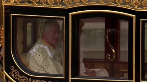 The Diamond Jubilee State Coach is drawn by six Windsor Greys: Icon, Shadow, Milford Haven, Echo, Knightsbridge and Tyrone King Charles is on his way to Westminster Abbey #coronation #kingscoronation2023 #KingCharlesIII | News Live SA