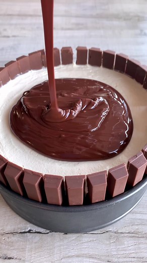 No-bake KitKat cheesecake! Recipe below: Base: 350g digestive biscuits 160g unsalted or salted butter 32 KitKat fingers Cheesecake filling: 500g cream cheese, room temp 120g icing sugar 480ml double cream, cold Topping: 100ml double cream, hot (but not boiling) 100g dark chocolate 6 KitKat fingers, crushed Tin size: 8” springform Enjoy! #learnontiktok #cheesecake #easybaking #easyrecipe #chocolate