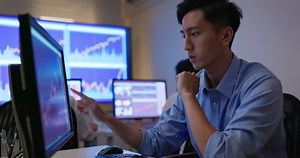 Front Veiw Asian Stock Market Analyst: วิดีโอสต็อก (ปลอดค่าลิขสิทธิ์ 100%) 1098411447 | Shutterstock