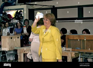 NO FILM, NO VIDEO, NO TV, NO DOCUMENTARY - Presidential candidate Michelle Bachelet makes a triumphant speech from the balcony of a downtown hotel in Santiago, Chile, her campaign headquarters for the vote count, Sunday, December 11, 2005. Accompanying her are her mother and three children. Photo by Helen Hughes/KRT/ABACAPRESS.COM Stock Photo - Alamy
