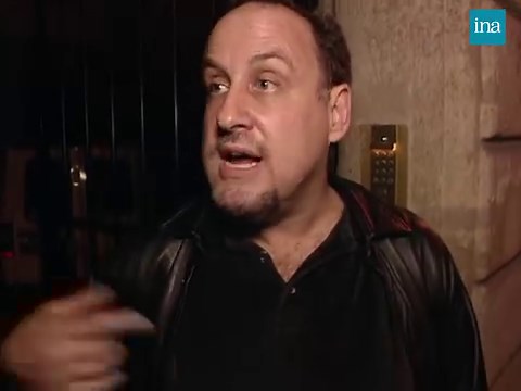 POÈTE DES BAS-FONDS 😵 "J'ai traduit les grands maîtres français mais en même temps je suis un peu paumé, dégénéré... un poète maudit !" Thierry Ardisson retrouve l’écrivain Bruce Benderson dans le Paris nocturne. L'américain qui fréquente les bas-fonds de la 42è rue à New-York, évoque son roman "Toxico" dont les héros sont des prostituées, des gigolos, "des misérables". > "Paris Dernière" | Paris Première | 18/11/1995 #Arditube #Ardisson #Ina #BruceBenderson | INA Arditube