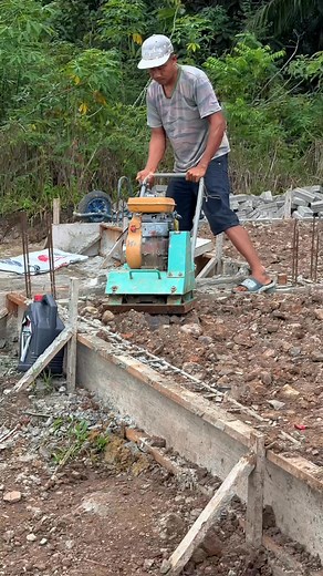 Kerja compact tanah sebelum simen ground slab. Rumah bajet 2 bilik 1 tandas. #idamansempornaconstruction #kontraktorsemporna #binarumahsemporna #binarumahatastanahsendiri | Idaman Semporna Construction