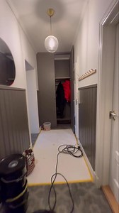 Oppgradere soverommet med walk-in garderobe? Se hvordan Camilla Bakkenog Janne Formoe gjorde det. Her har vi levert både skyvedører og garderobeskap :) #garderobeskap #garderobe #walk-in | Sørlandskjøkken