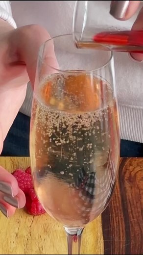 Red Raspberry Champagne Cocktail #champagne #champagnelife #cocktailsofinstagram #cocktails #valentines | Homemade Food Junkie