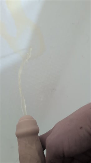 Tiny uncut packer bathtub piss