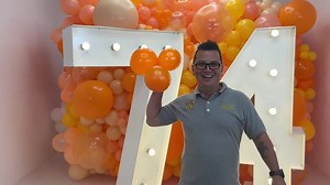 2.5K views · 129 reactions | ¡Hoy celebramos 74 años de fabricar sonrisas! Agradecemos infinitamente a todos por permitirnos acompañarlos en sus momentos más felices y llenos de magia. Pronto tendremos sorpresas de aniversario. ¡Estén pendientes! #GlobosPayaso #FabricandoSonrisas #Globos #MomentosEspeciales | Globos Payaso | Facebook