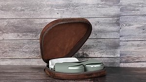 CONTACT'S FAMILY Schutzhülle für AirPods Max, Stoßfestes Echtleder-Etui Kompatibel mit AirPods Max mit Handgelenkband (Kaffee)